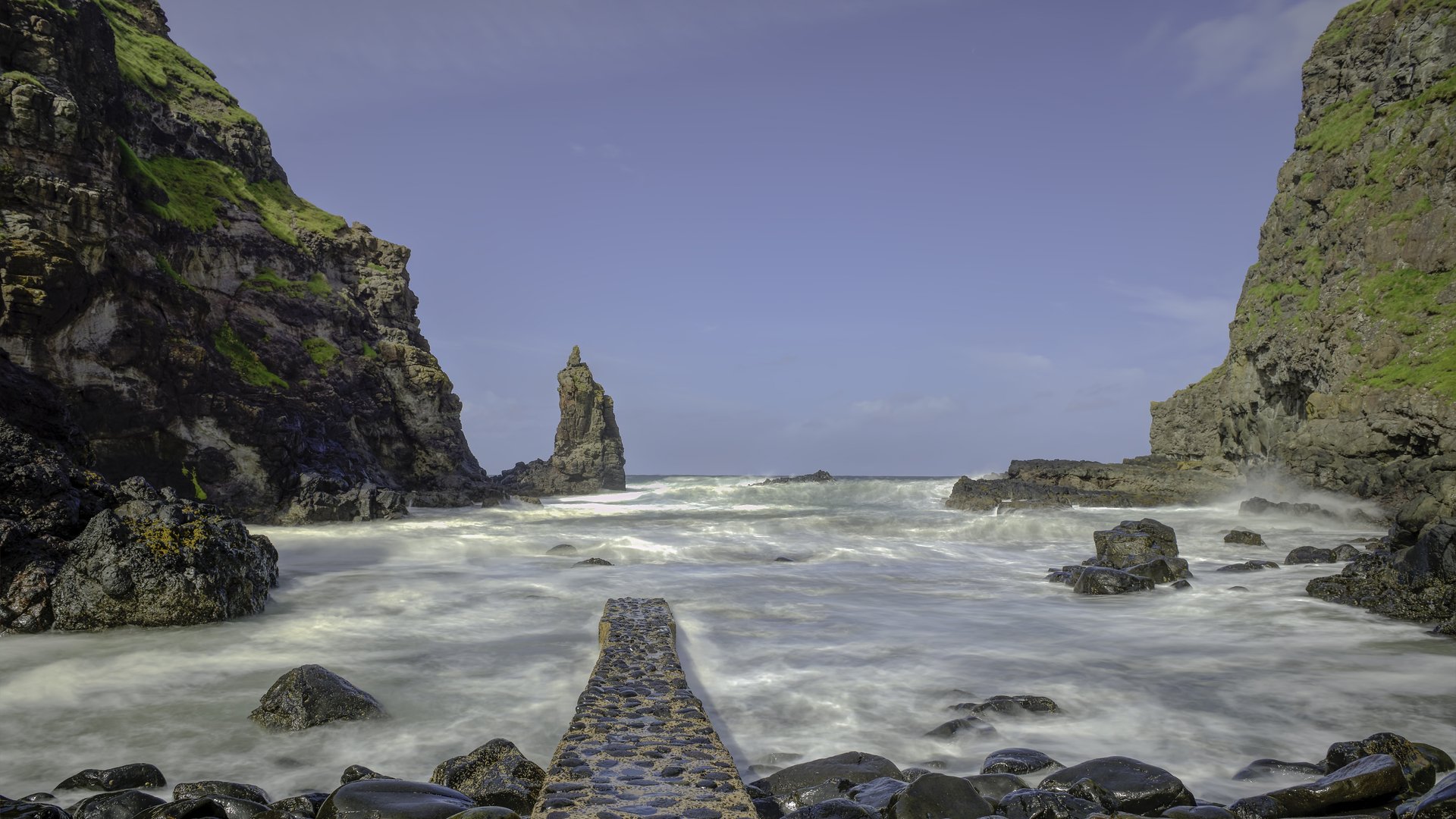 bahía agua olas rocas rocas muelle