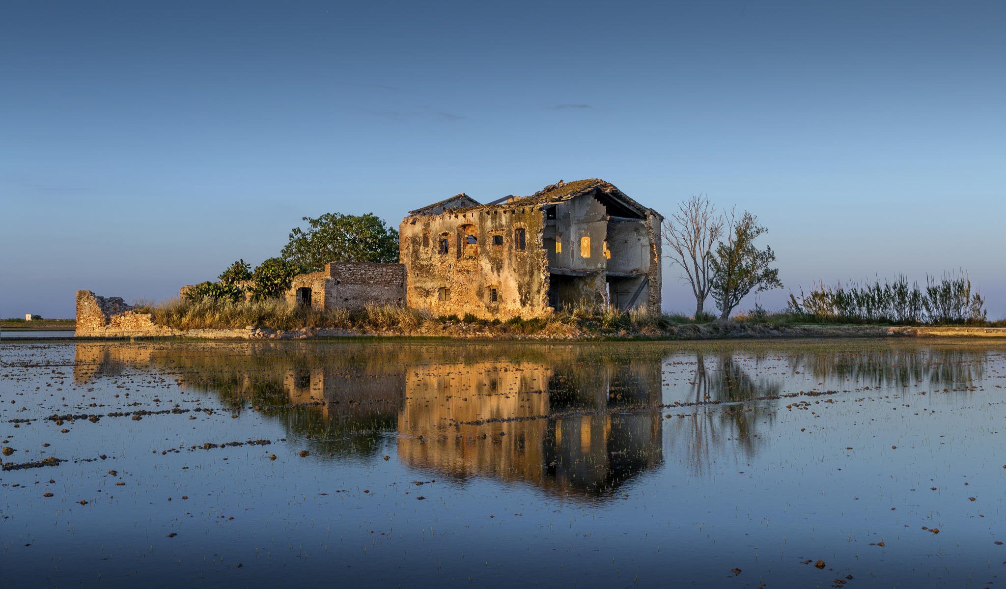 casa ruinas agua reflexión