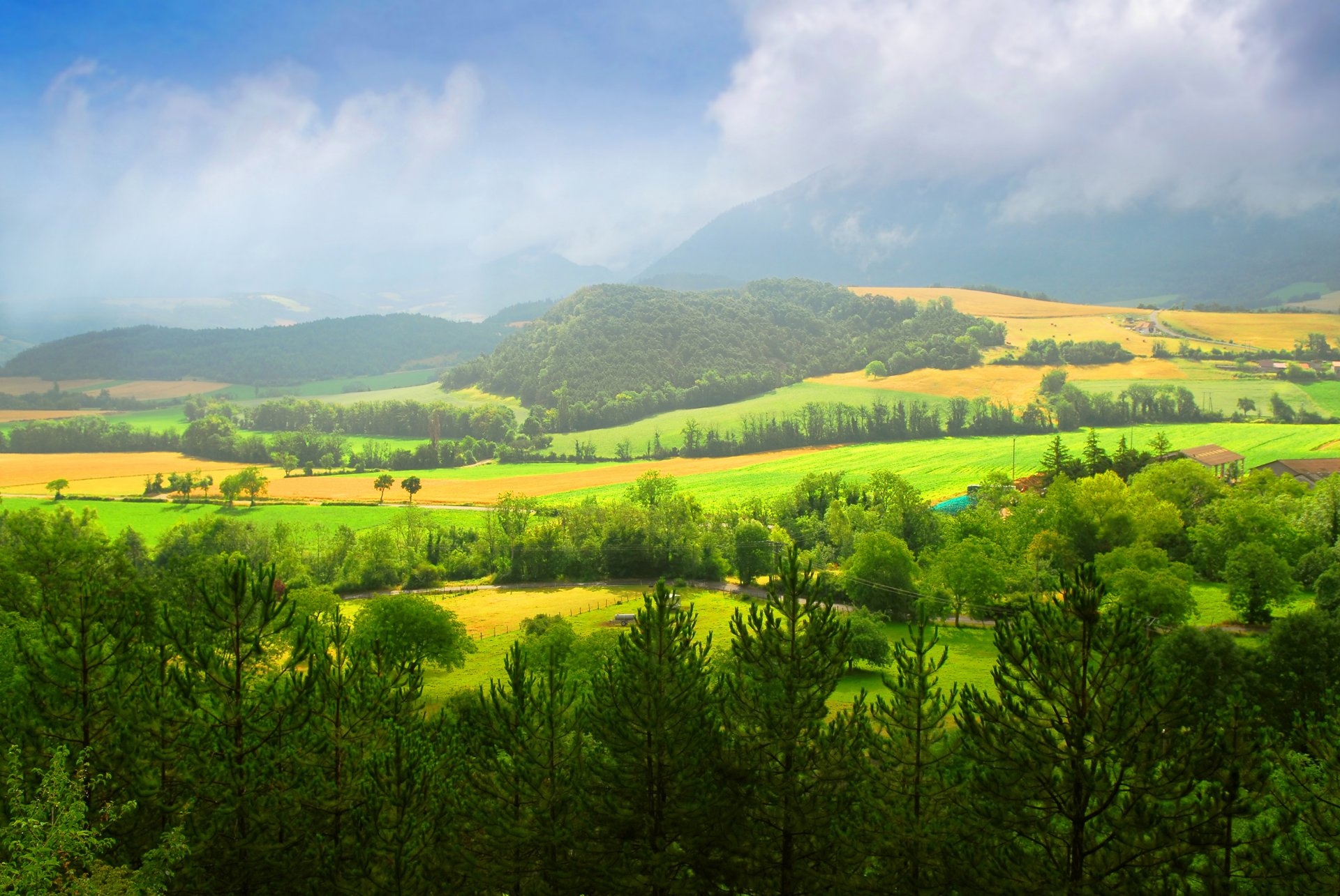 naturaleza montañas árboles campos casas