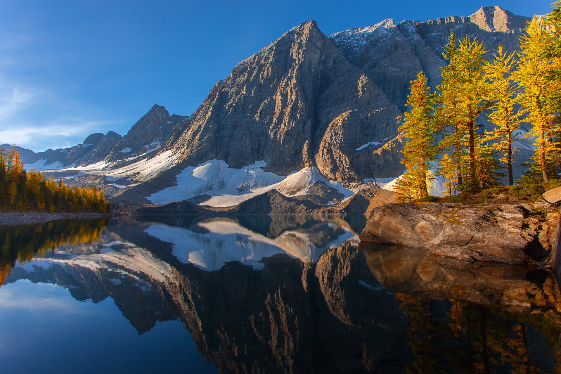 kootenay colombie-britannique canada ciel montagnes lac arbres réflexion automne neige