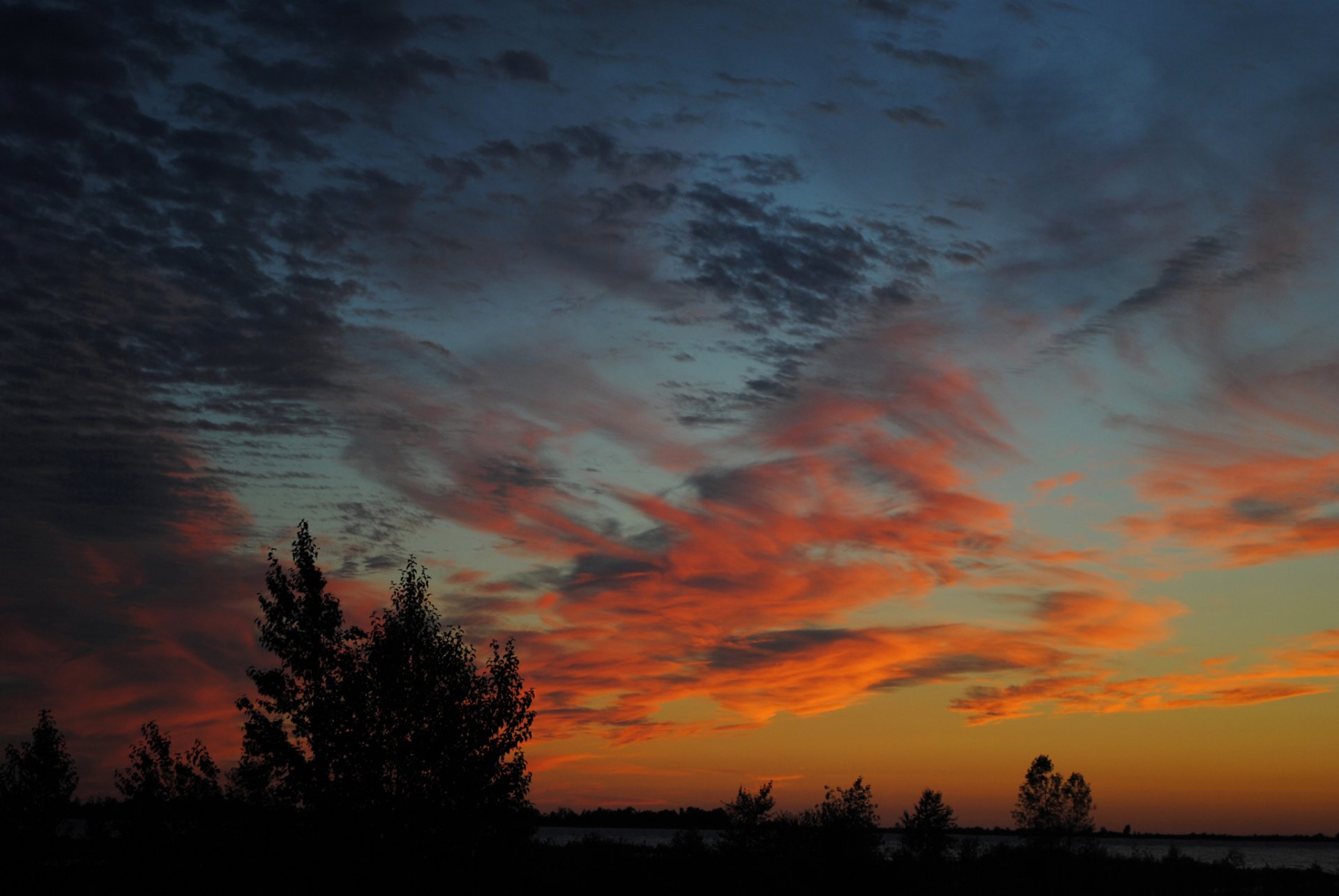 ciel nuages coucher de soleil horizon arbres silhouette