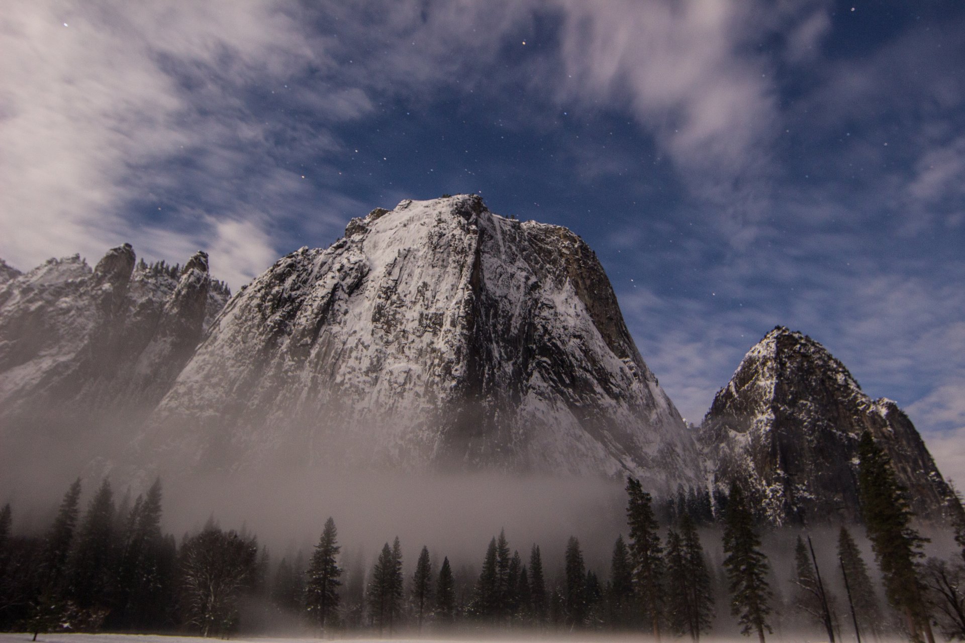 parque nacional de yosemite estados unidos bosque montañas parque nacional nieve neblina cielo estrellas