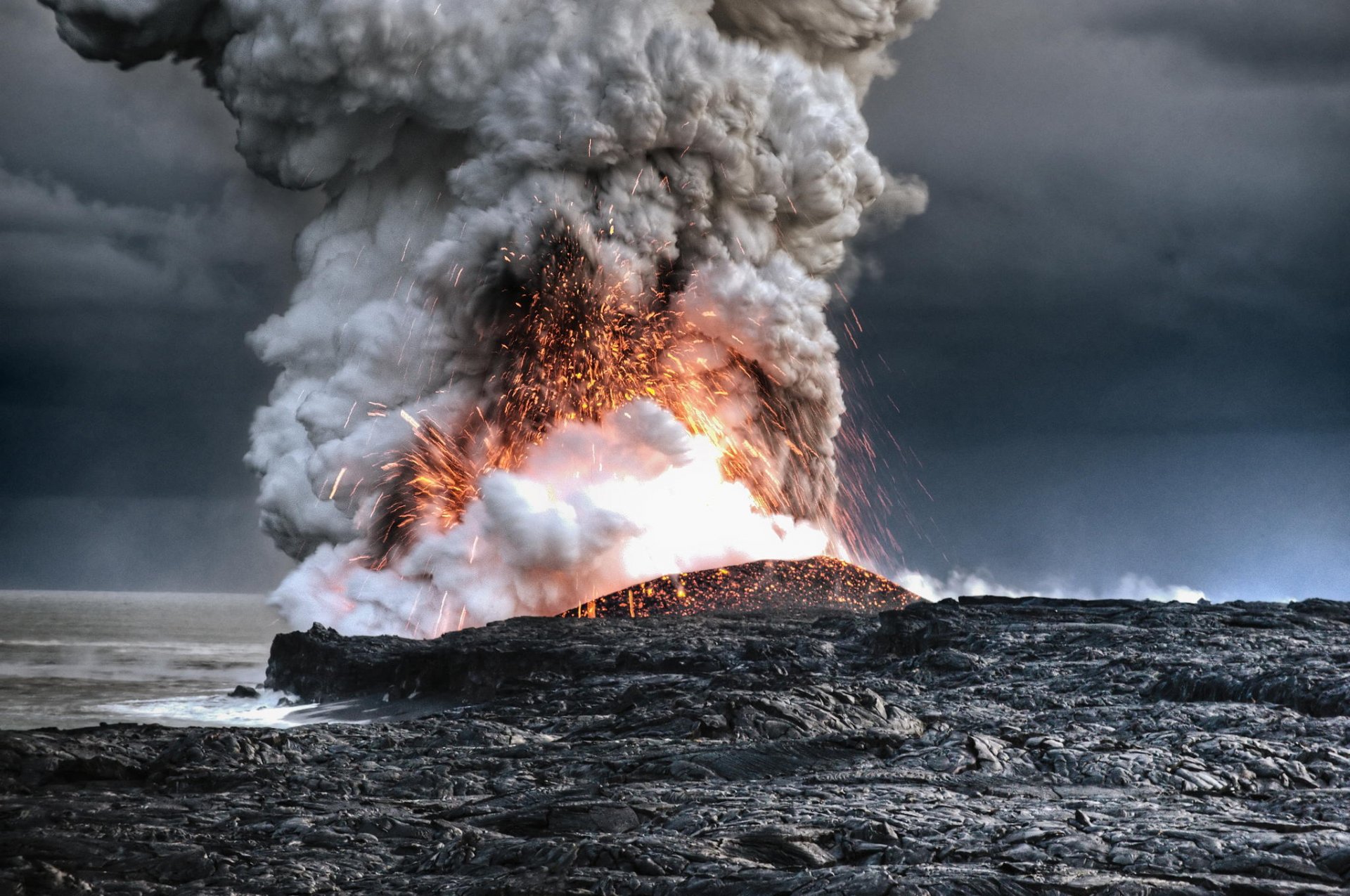 volcán hawaii lava erupción océano