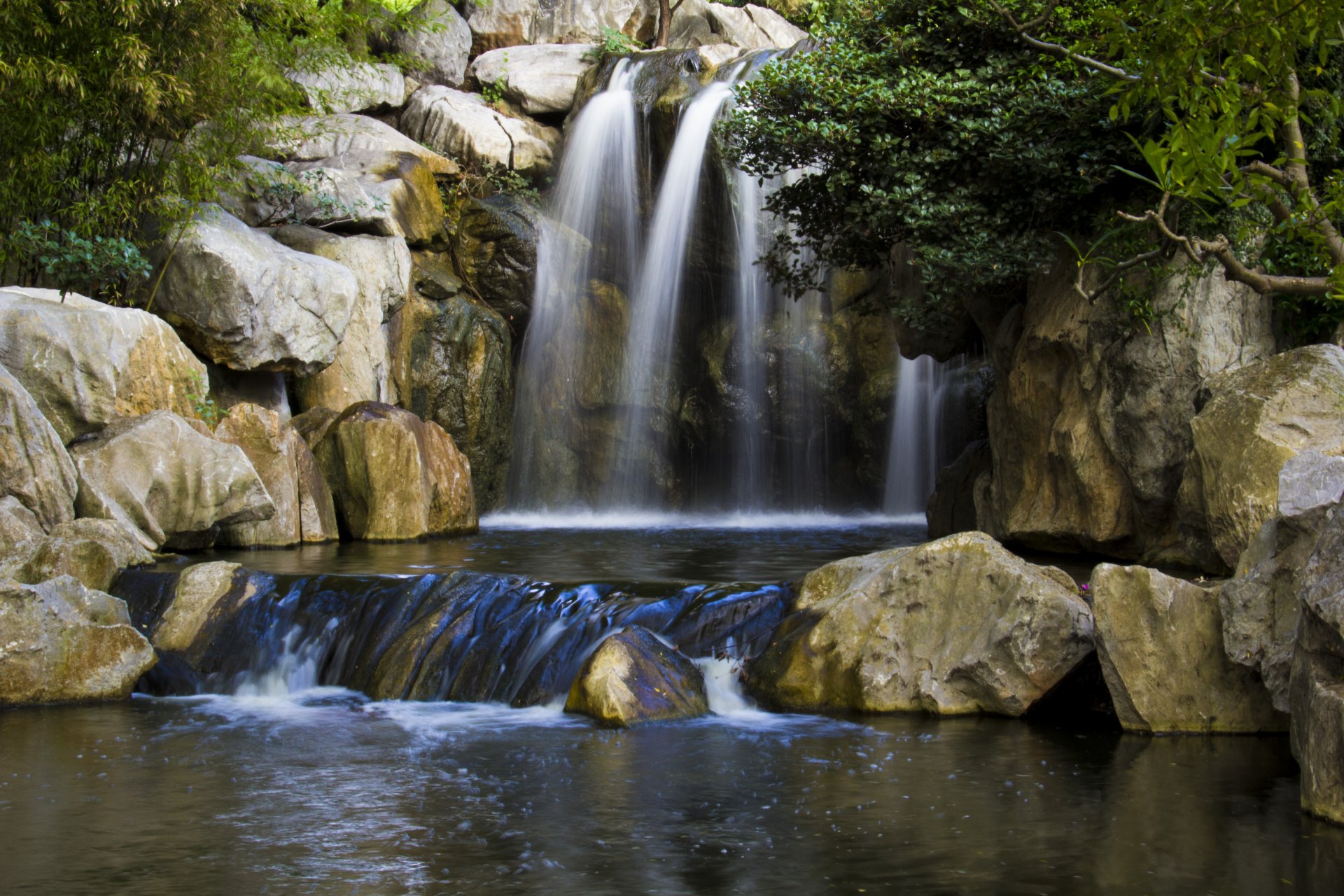 alberi cascata pietre acqua