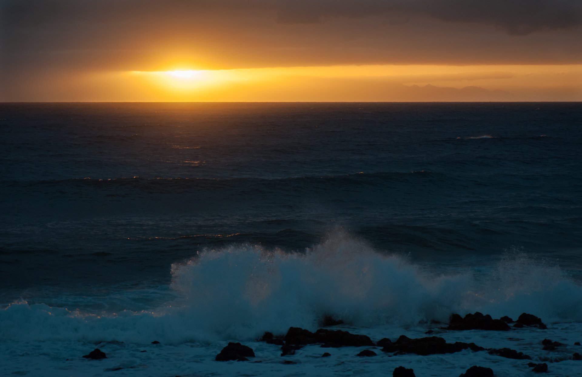 mer pierres vagues coucher de soleil soleil