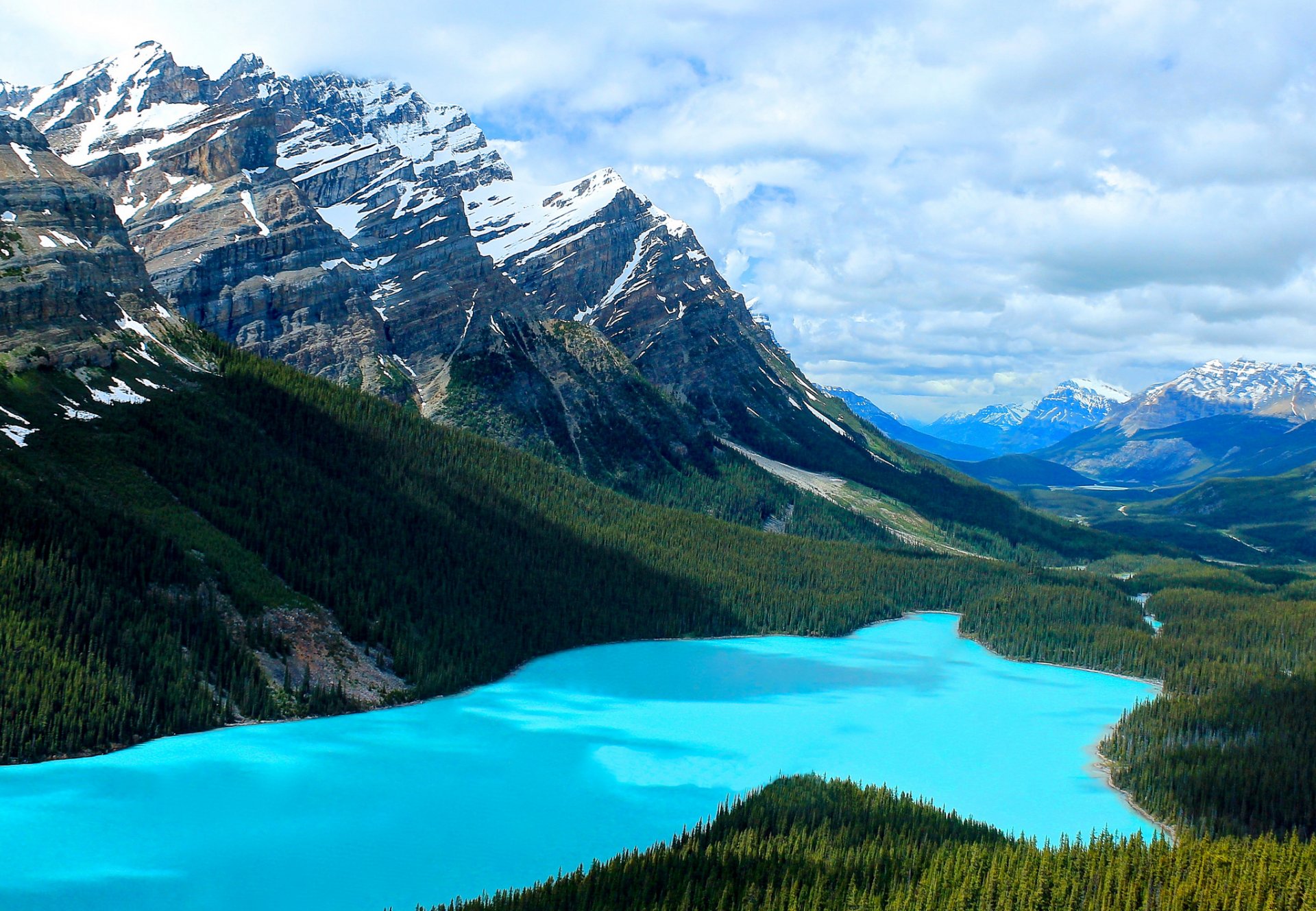 montagnes forêt lac bleu