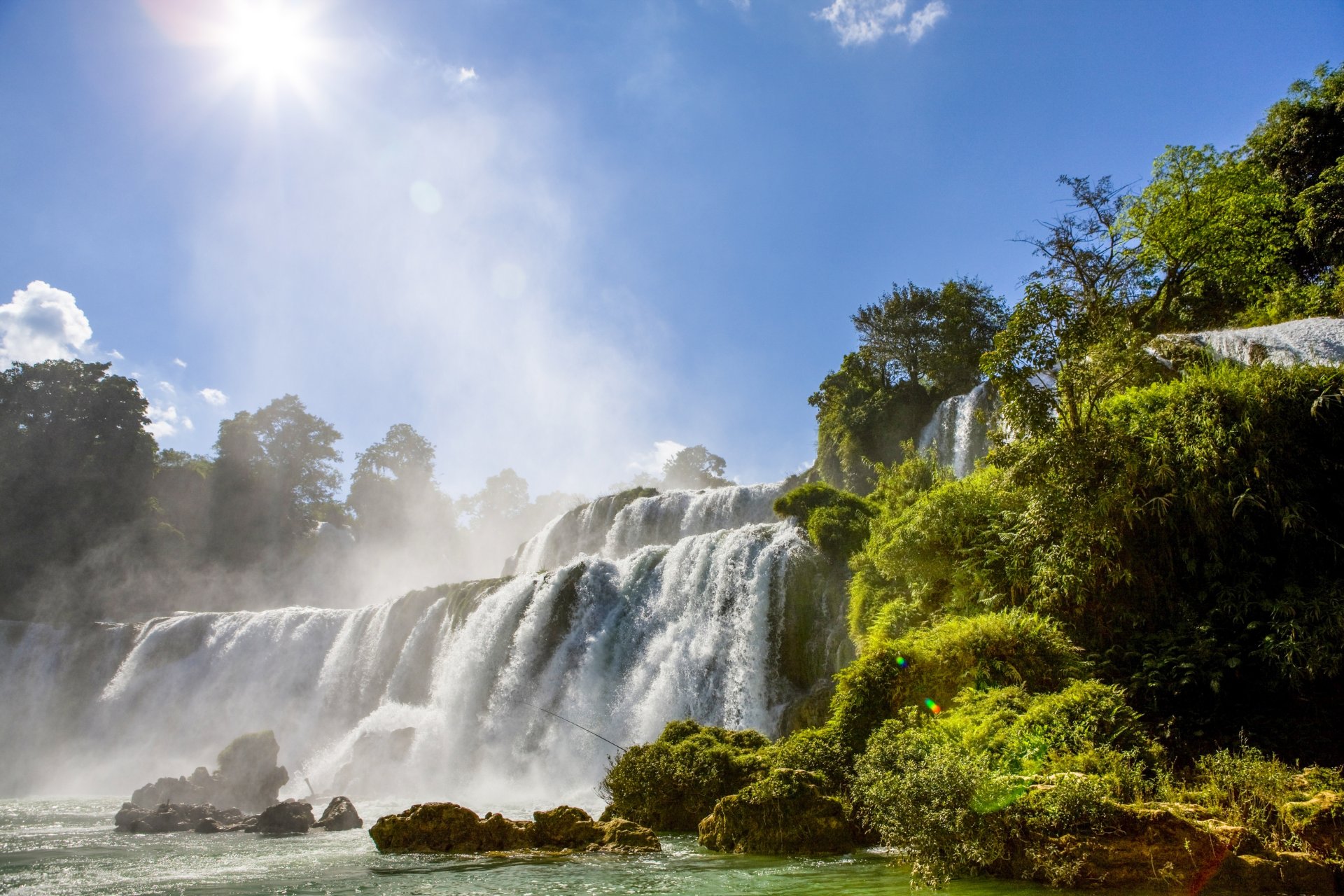 wasserfall fluss bäume grün