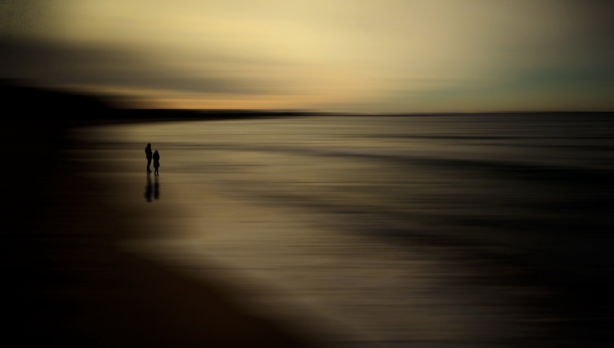 ilhouettes reflection beach horizon