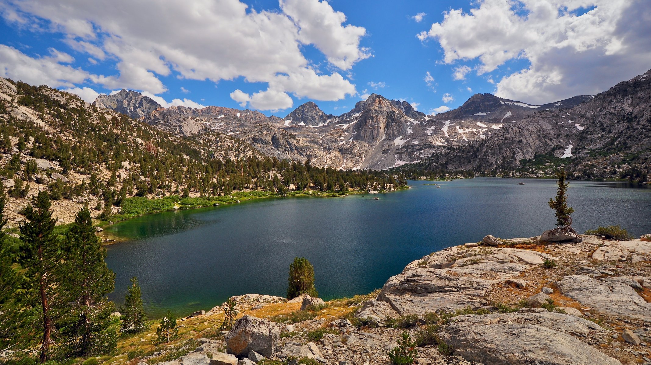 montagne sierra nevada rocce lago riva alberi kings canyon national park kings canyon national park stati uniti d america