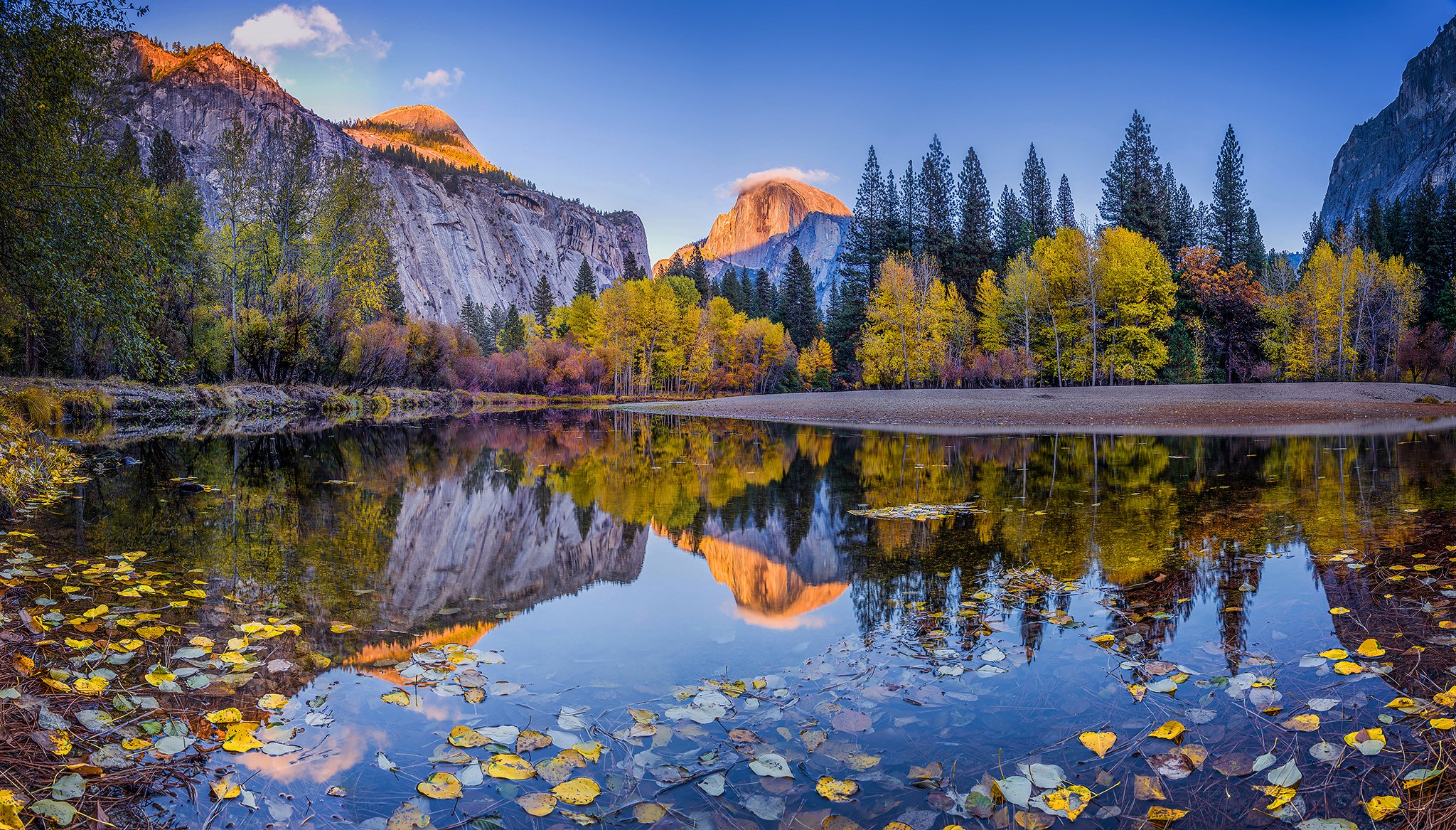 états-unis californie parc national yosemite automne jour montagnes rivière forêt arbres feuillage bleu ciel nuages réflexion