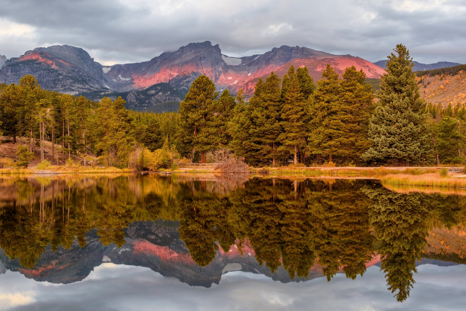 estados unidos colorado parque nacional otoño montañas gris cielo bosque árboles costa lago reflexión