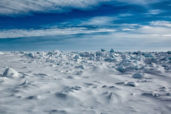 Horizon enneigé de l Arctique avec de la glace