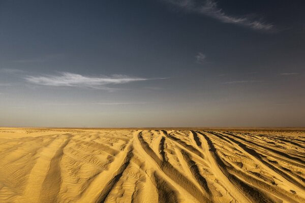 Désert du Sahara sous le ciel sombre