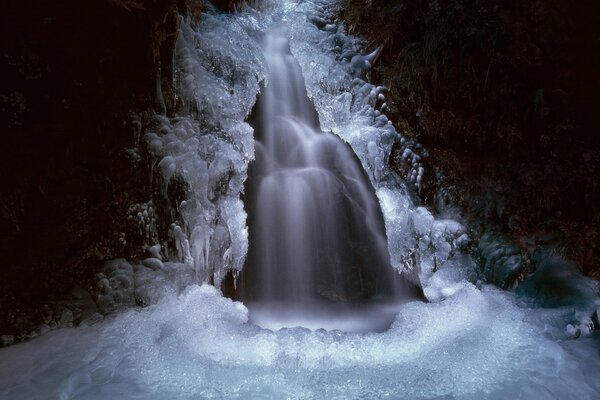 Bella cascata di ghiaccio in una grotta