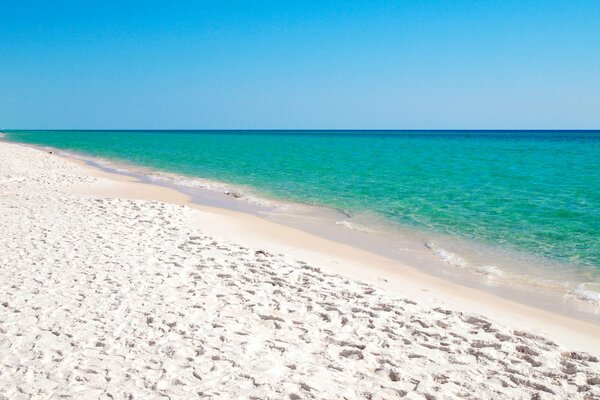 Horizon de sable blanc et mer turquoise