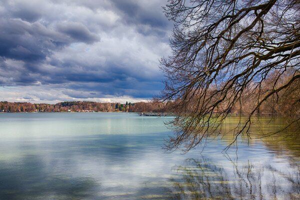 Nubes azules se reflejan en el lago