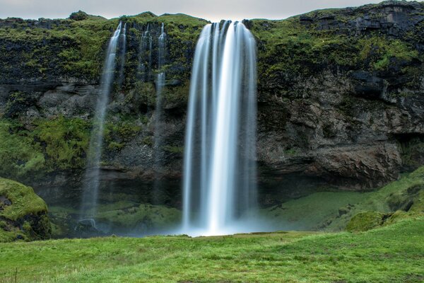 Cascada única desde un acantilado en Islandia