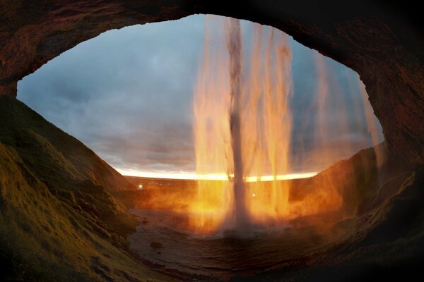 Il est rare de rencontrer une cascade dans une grotte