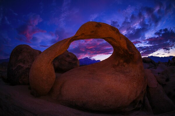 Puesta de sol por la tarde a través del arco de Mobius