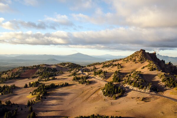 La strada attraverso il deserto e la boscaglia