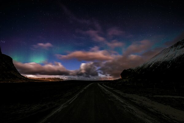 Camino en el fondo de la carretera nocturna