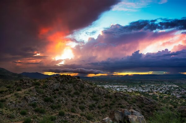 Coucher de soleil dans la vallée ouest de Phoenix