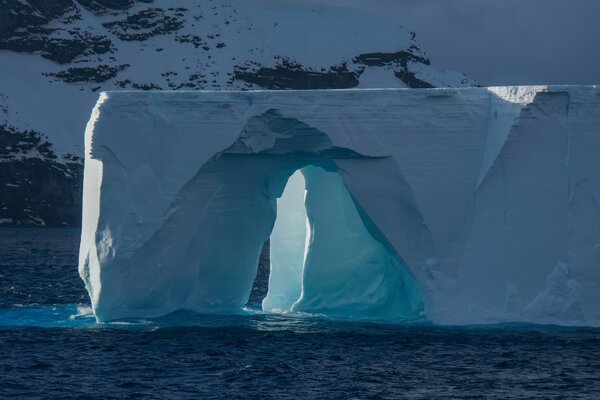 Arco in un iceberg tra le acque settentrionali