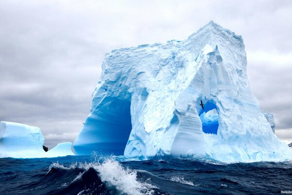 Айсберг в море. Лёд и вода