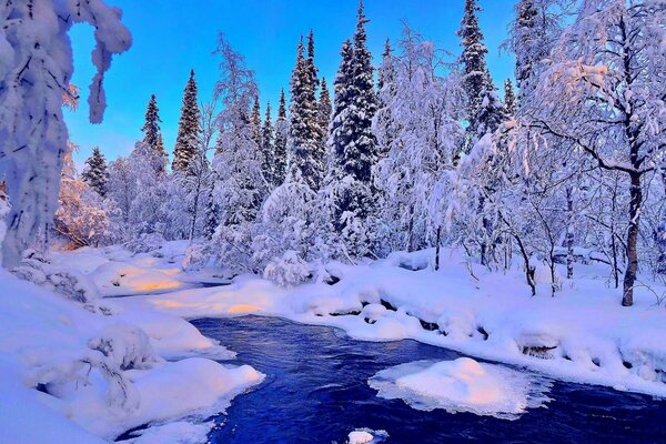 Winterlandschaft und Fluss im Schnee