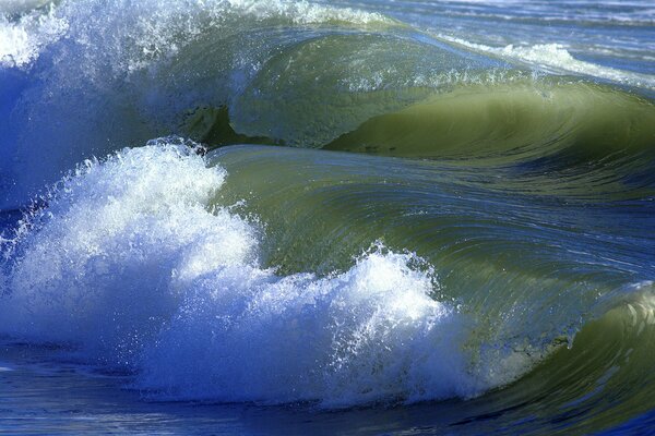 Enormes olas en el mar