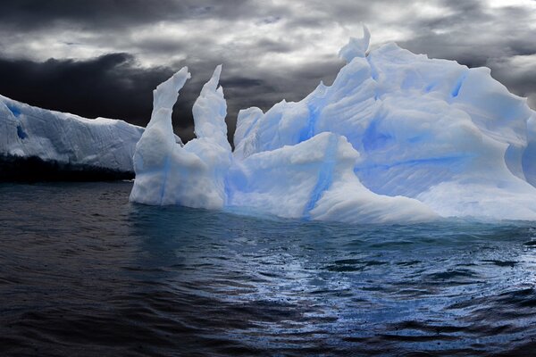 Panorama del iceberg en las olas del mar