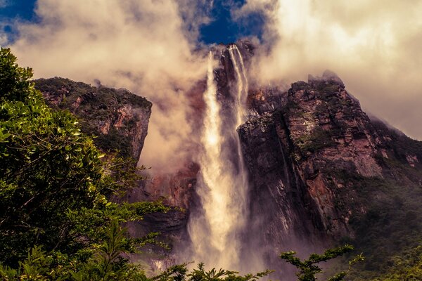 Cascata lontano dalle nuvole