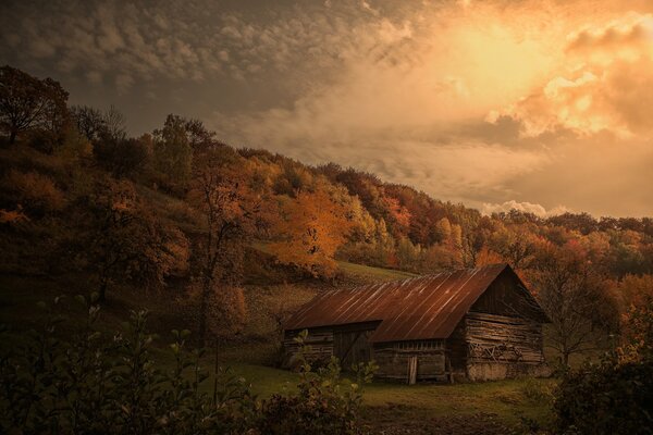 Осенняя фотография сарая на пригорке