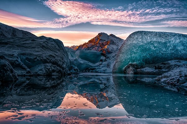 Suave puesta de sol sobre un lago de montaña