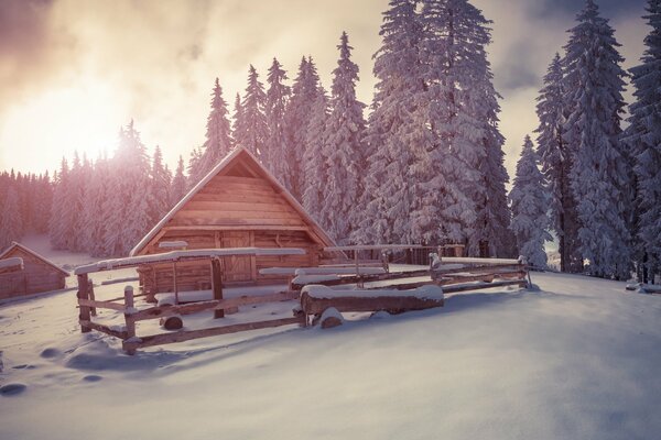 Casa cubierta de nieve en el borde de la tierra