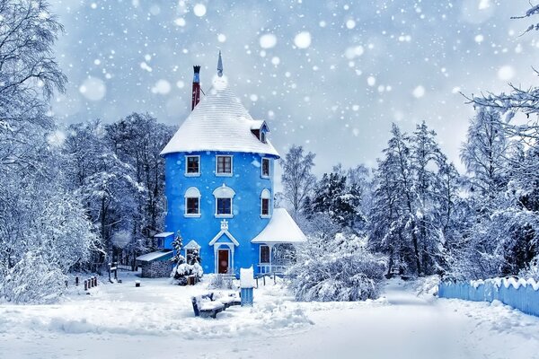 Château bleu sur fond de forêt d hiver