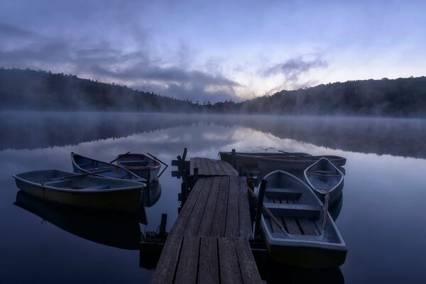 Bootssteg am Morgen am See