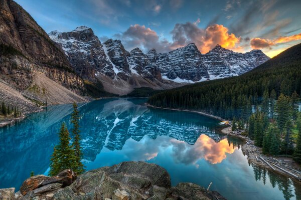 Lac bleu entouré de montagnes