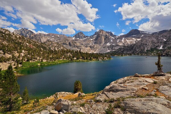 Las montañas de Sierra Nevada rodean un hermoso lago