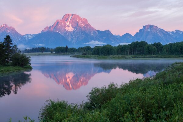 Die ruhige Oberfläche des Flusses bei Sonnenaufgang