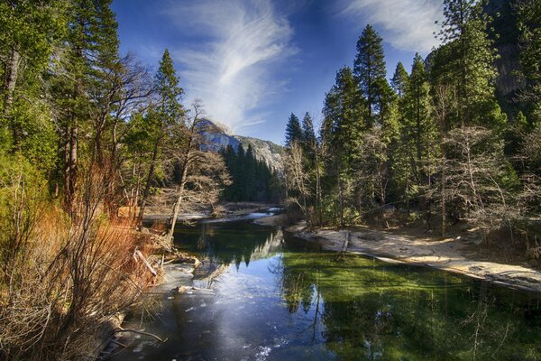 Rivière et montagnes dans le parc National