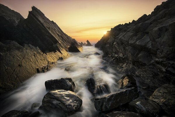 La Grandeur des rochers et des pierres au coucher du soleil