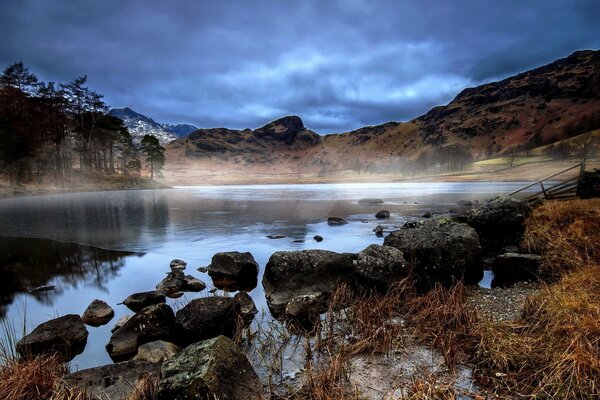 Foto atmosférica de un lago de otoño en la niebla