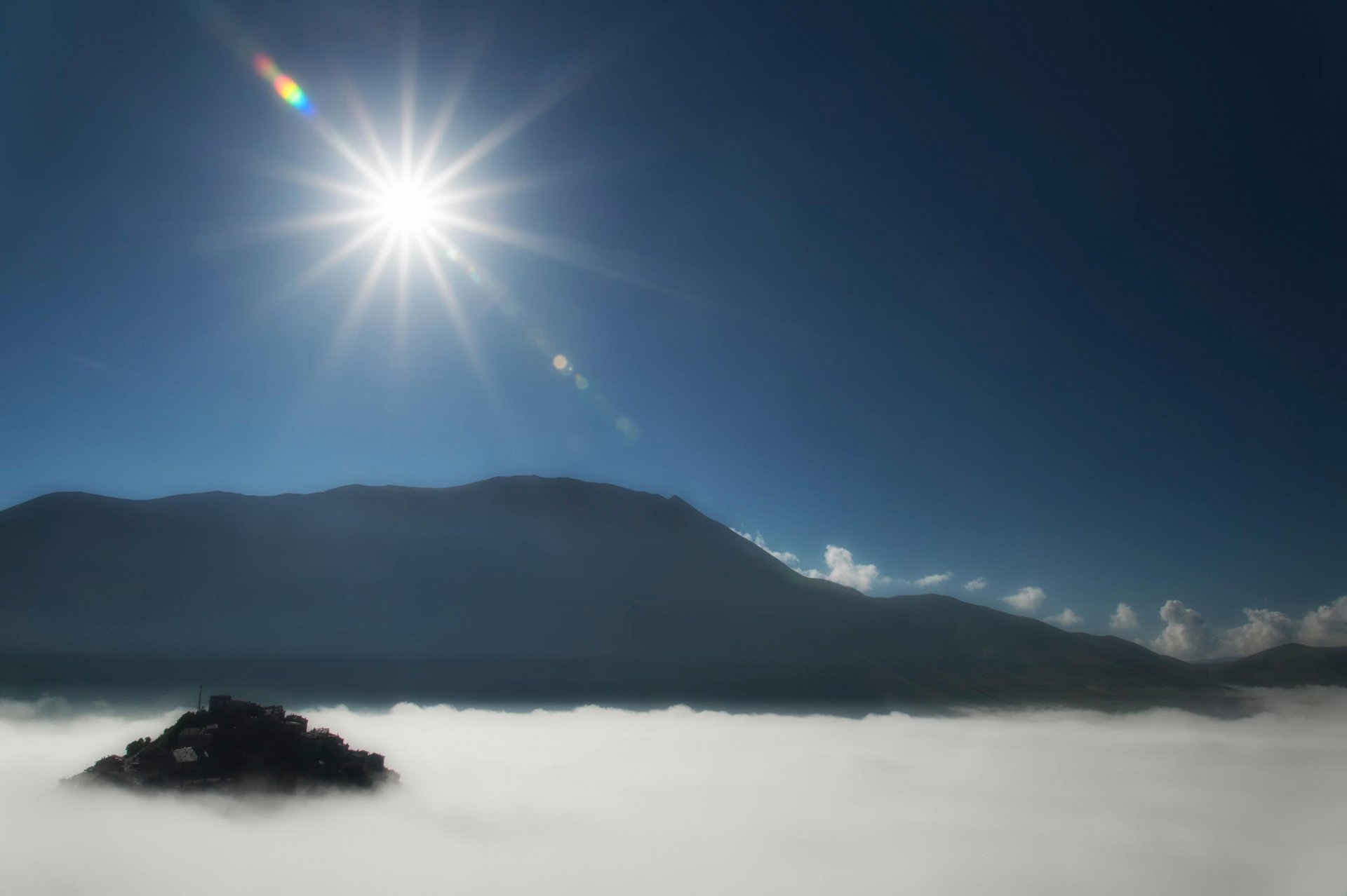 italia sol montañas neblina