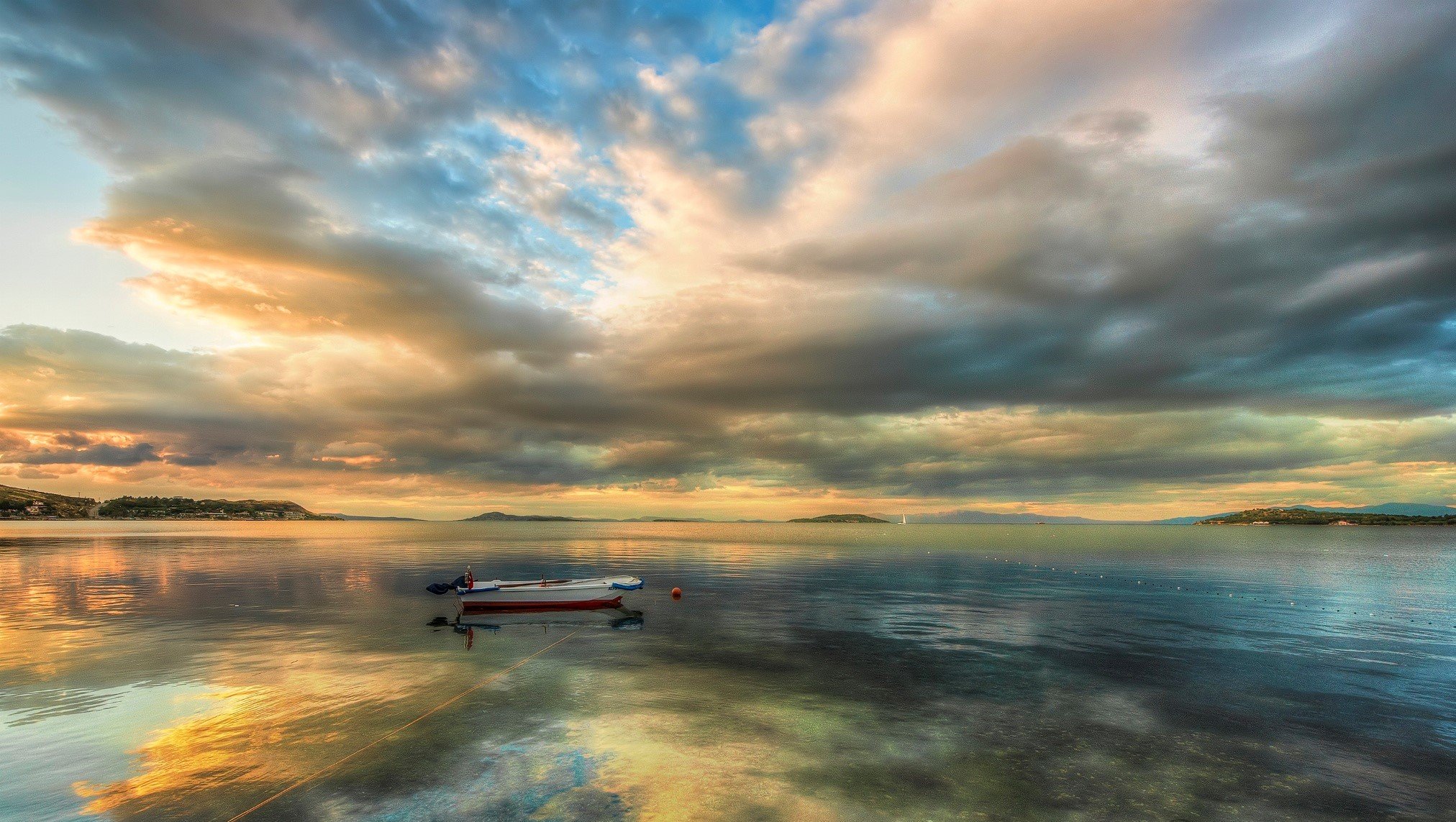 mare barca nuvole sole acqua alba