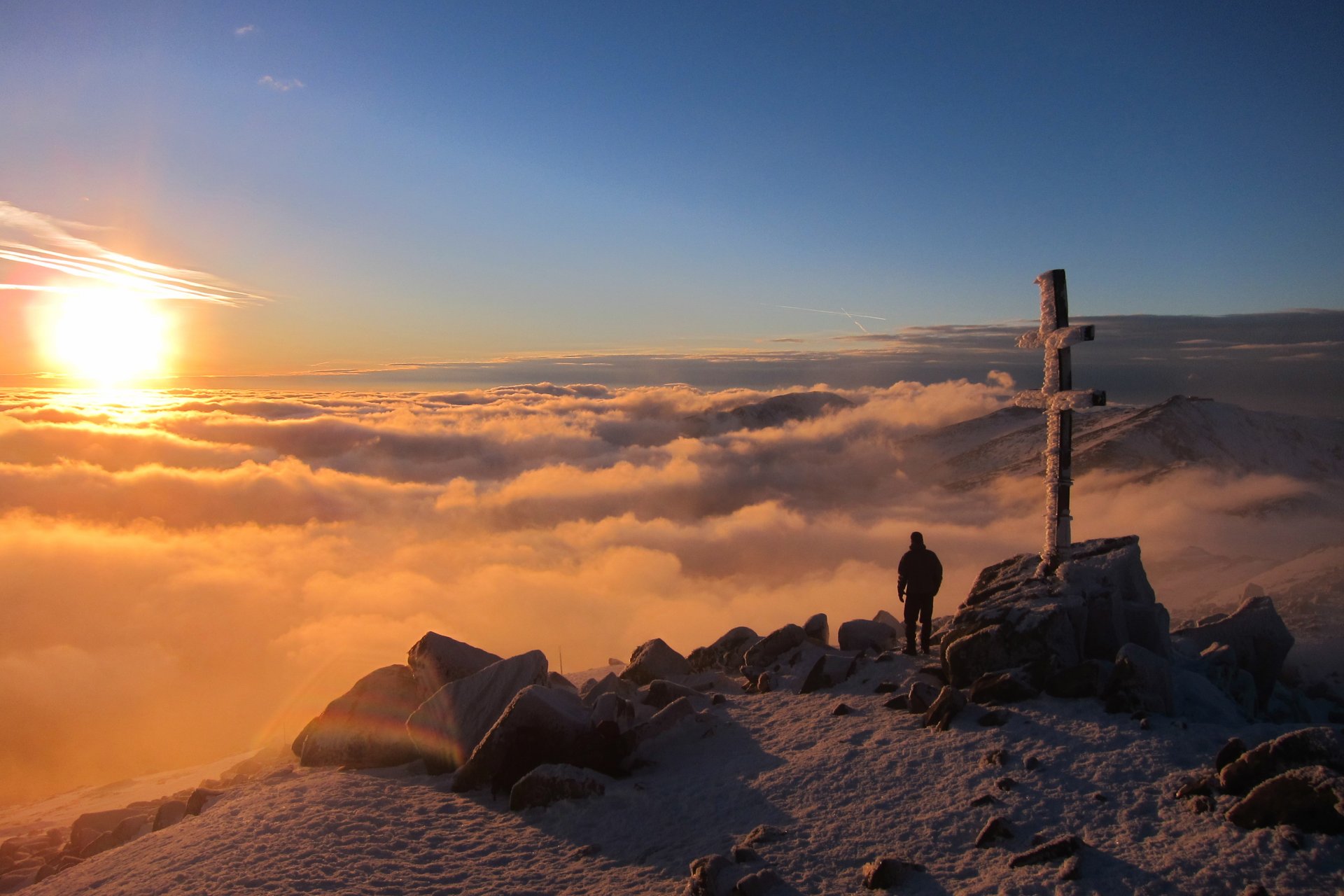 montagna uomo nebbia sole