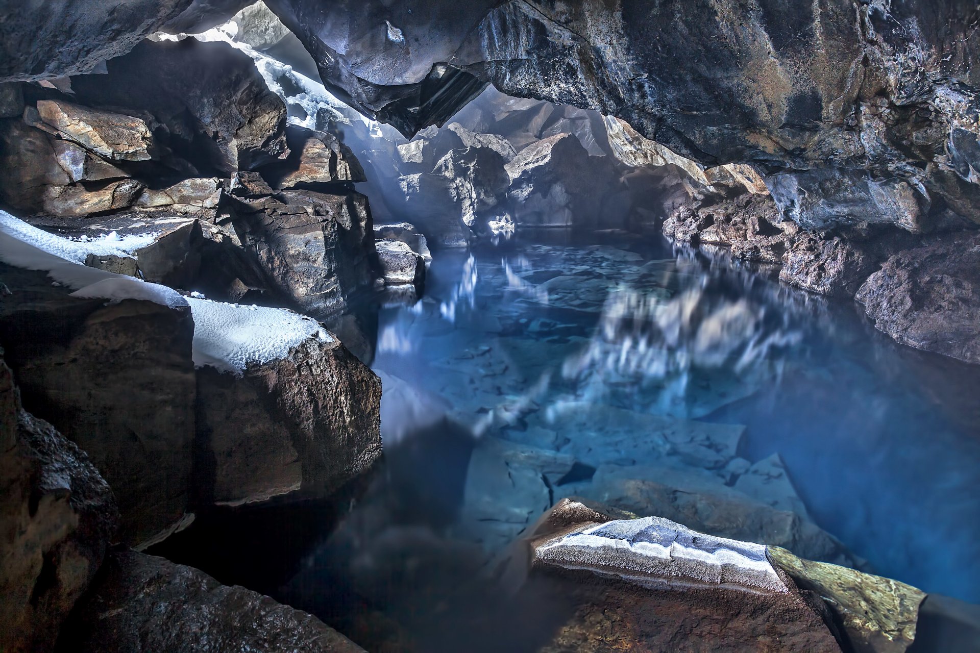 blue water cave grotte islande