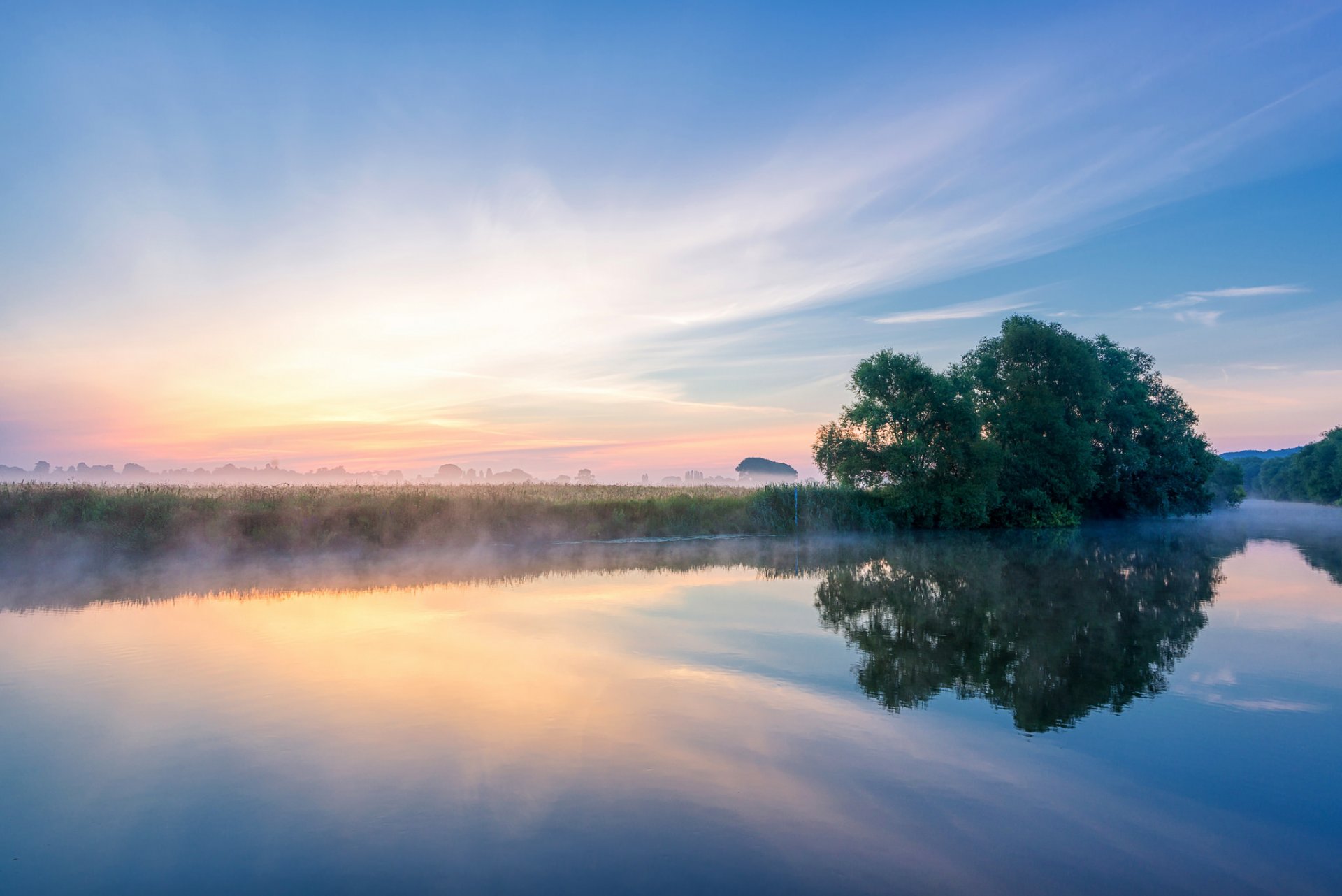 inghilterra contea di worcestershire fiume avon nebbia mattina estate