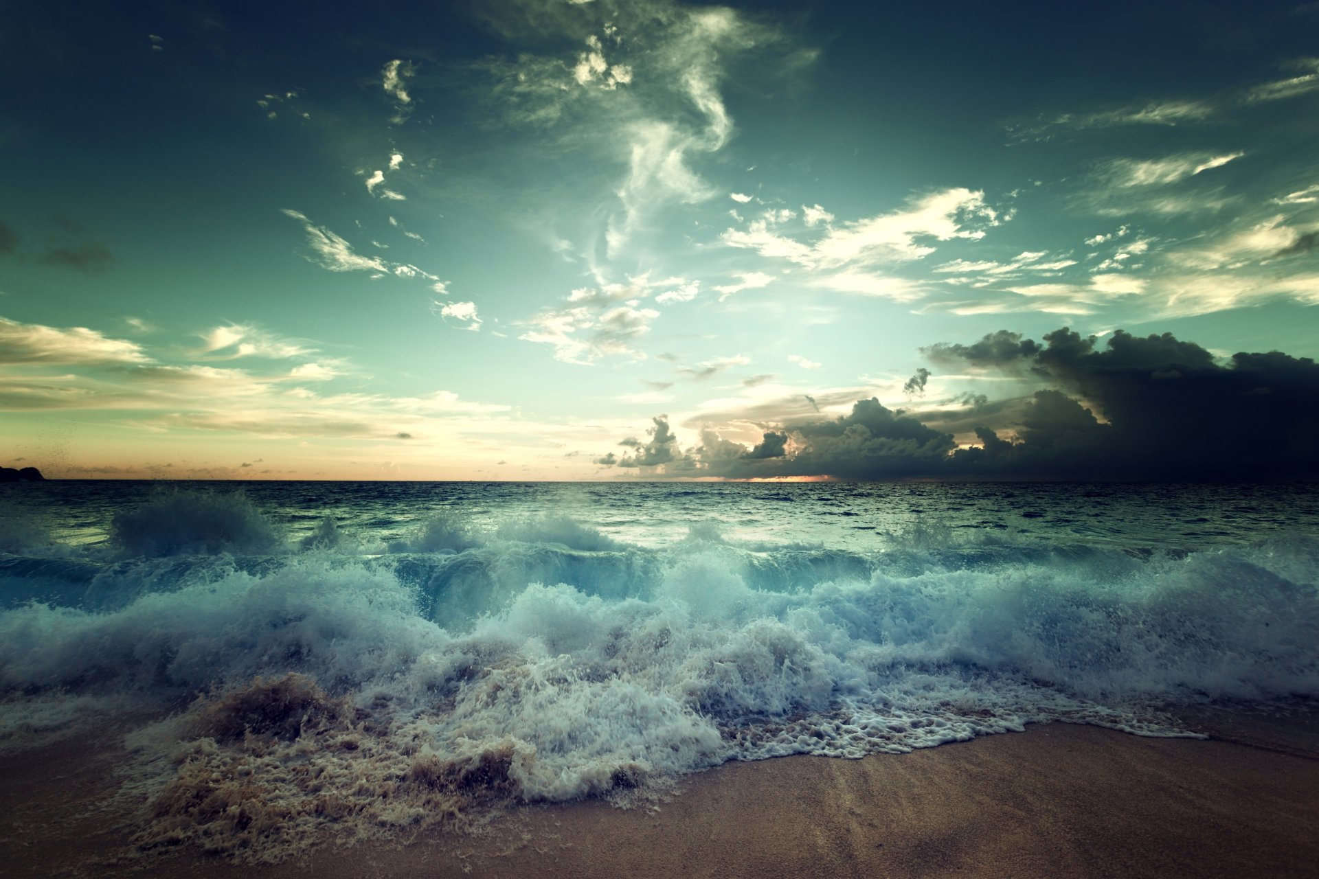 mer côte sable vagues surf nuages