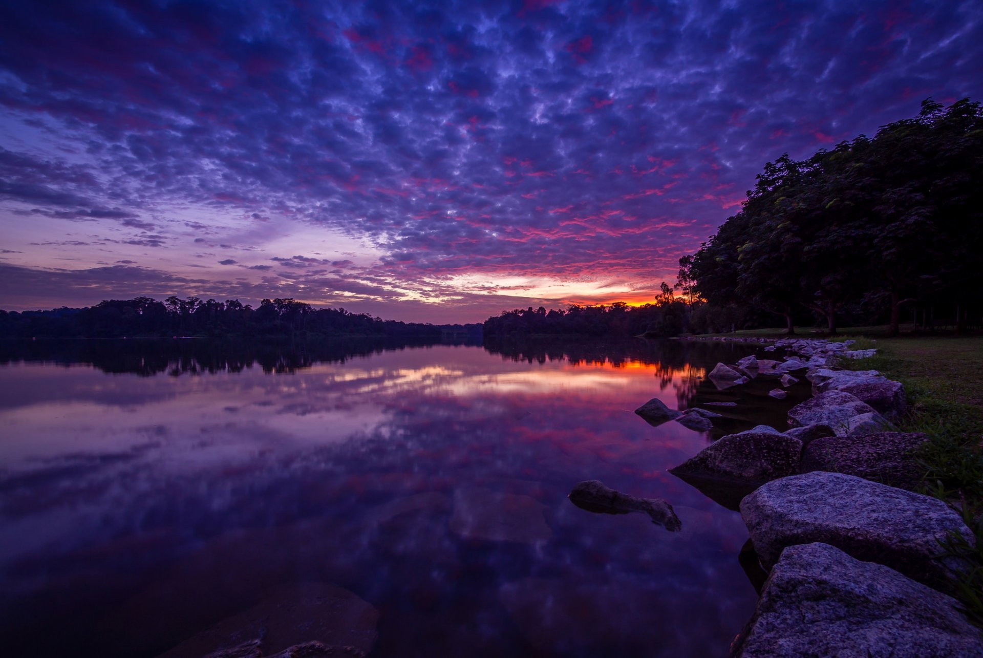 lago acqua pietre sera cielo nuvole tramonto natura